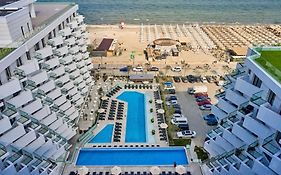 Beach Bliss Apartment In Infinity Beach Resort Parking